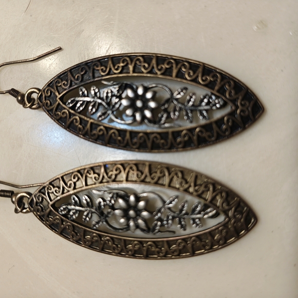 Elegant Black and Gold Floral Earrings - Picture 2 of 4